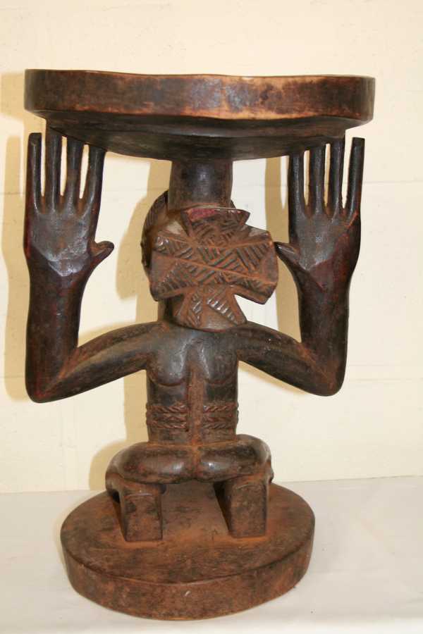 Hemba(cariatide), d`afrique : R.D.du Congo, statuette Hemba(cariatide), masque ancien africain Hemba(cariatide), art du R.D.du Congo - Art Africain, collection privées Belgique. Statue africaine de la tribu des Hemba(cariatide), provenant du R.D.du Congo,   1614: Tabouret  caryatide Hemba utilisé par le fumu mwalo durant les réunions.La h.45cm. le diam.28cm.Se rapproche fort du style Niembo.Femme assise à genoux,les mains et la tête soutenant le plateau.Le corps est scarifié,La coiffure fort stylisée portée en arrièreen forme de croix.
col.Minga)Milieu 20eme sc.. art,culture,masque,statue,statuette,pot,ivoire,exposition,expo,masque original,masques,statues,statuettes,pots,expositions,expo,masques originaux,collectionneur d`art,art africain,culture africaine,masque africain,statue africaine,statuette africaine,pot africain,ivoire africain,exposition africain,expo africain,masque origina africainl,masques africains,statues africaines,statuettes africaines,pots africains,expositions africaines,expo africaines,masques originaux  africains,collectionneur d`art africain